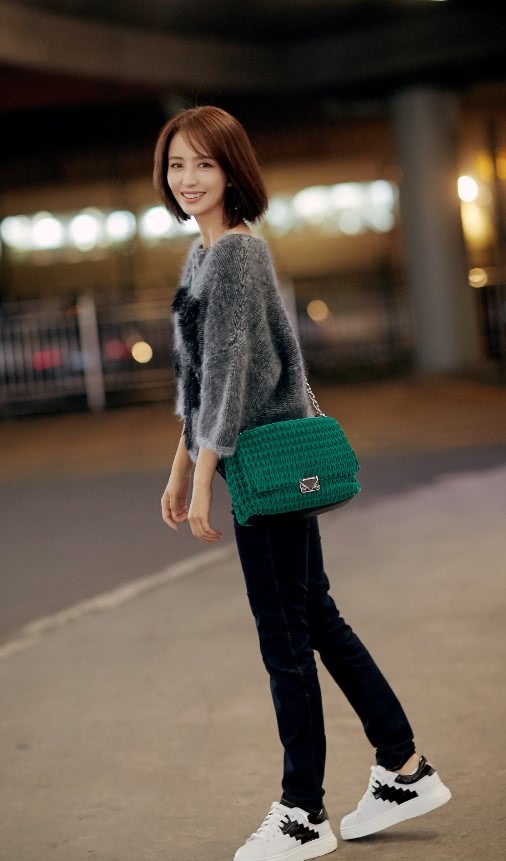 佟丽娅背着“毛衣包”拍照，这是自己的编织的？简直太好看了