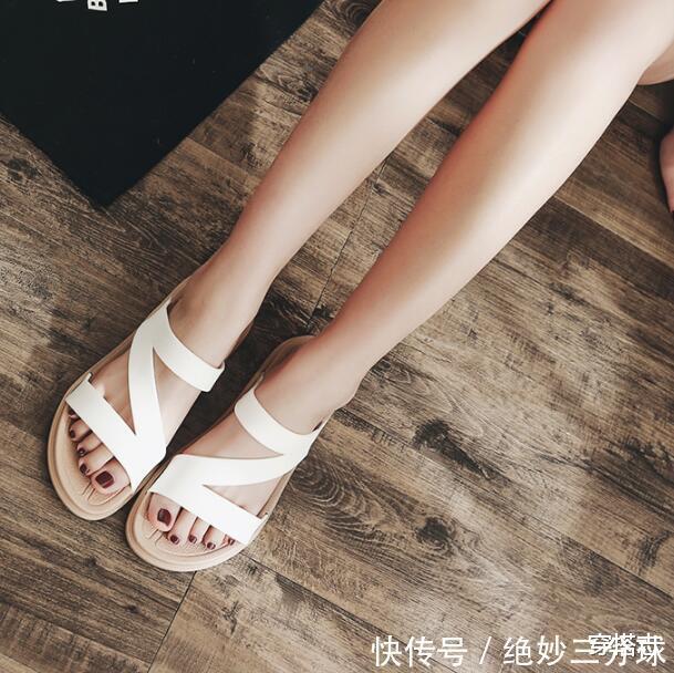 『拖鞋』别总是穿高跟鞋出门了，看我媳妇脚上穿的一字拖，也很好穿