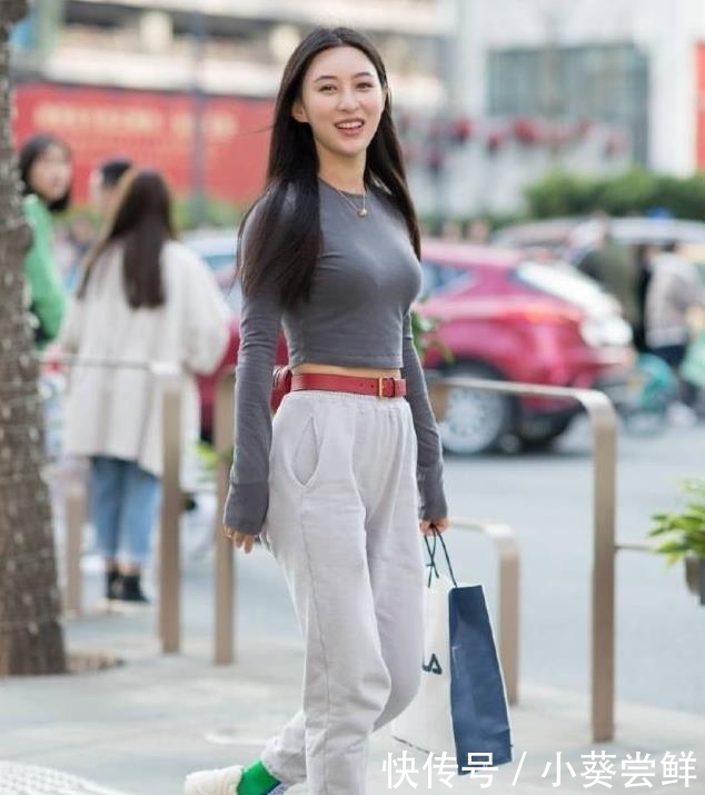  连衣裙■美女街拍：时尚可爱的小姐姐，穿搭紧致，展现曼妙的身姿！
