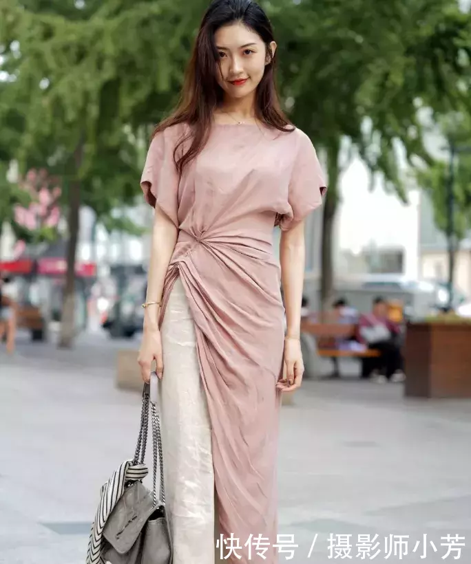 街拍:动人心弦的打底裤美女,柔韧性非常好,一字马很标准!