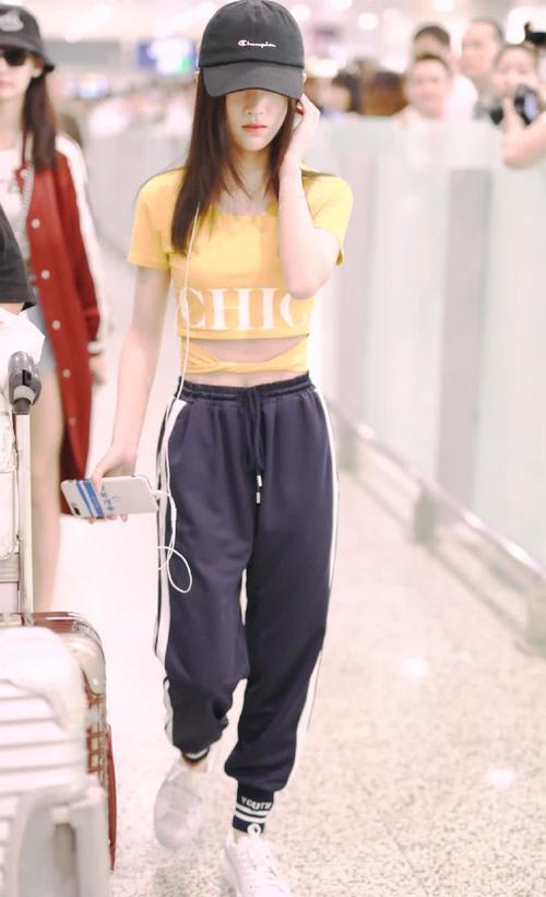 鞠婧祎奚梦瑶同穿露腰装配长裤，终于知道腿长和腿细哪个更重要！