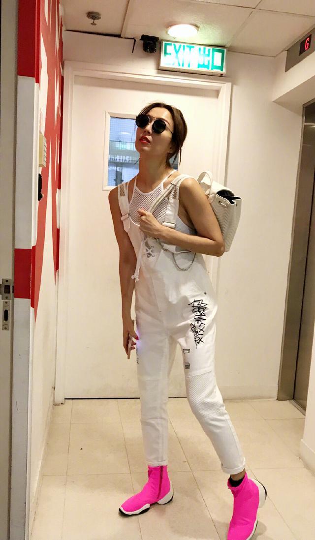 46岁郑秀文解锁新时尚，外套只穿一半 鞋子不同色，网友：就服你