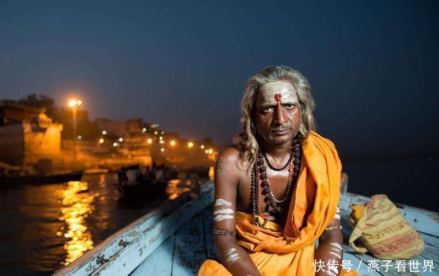 印度旅游见“苦行僧”，中国游客前去拍照，导游：不要靠近！