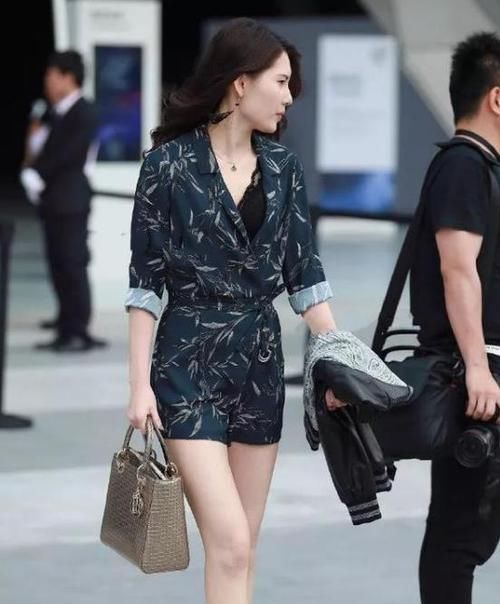 「面带微笑」美女时尚街拍：面带微笑的美女，一件黑色的上衣配黑色短裙，时尚美丽大方
