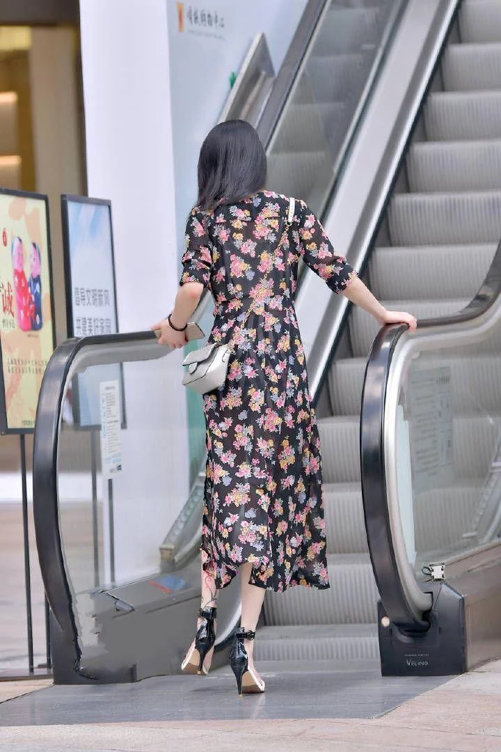 街拍：美女碎花连衣裙搭配高跟凉鞋，甜美气质随意切换