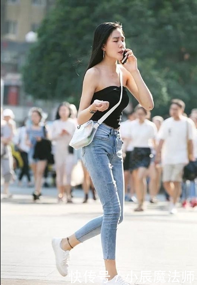 不失|路人街拍,美女穿雪纺长裙简约又不失时尚,尽显自然美感