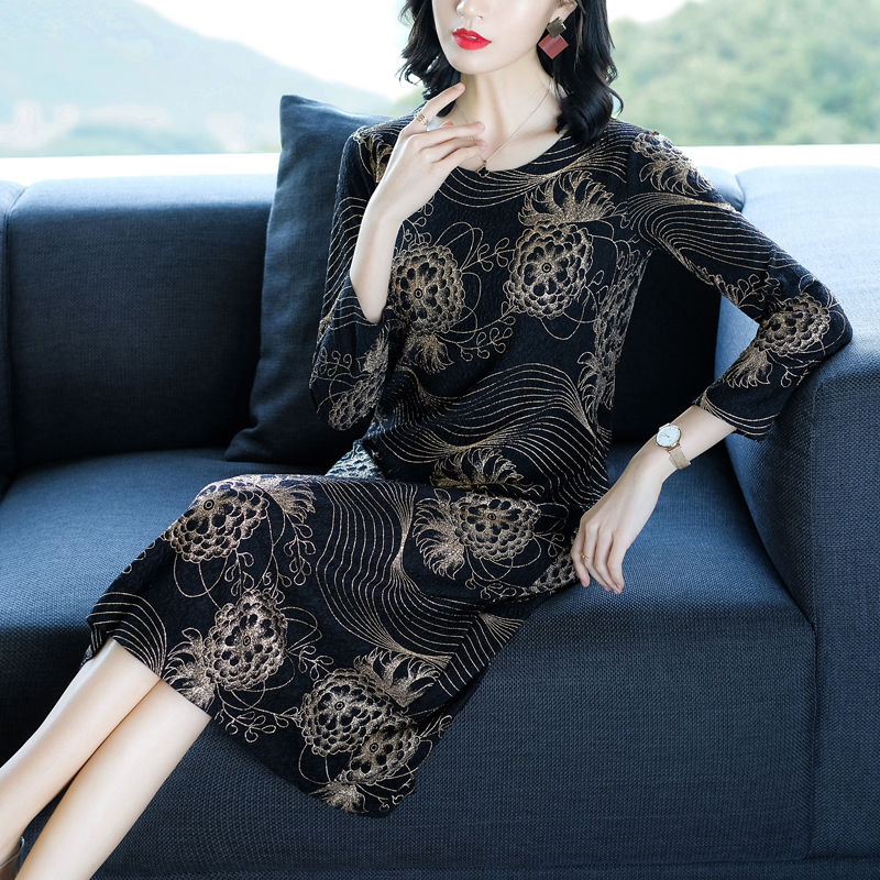 女人若到了中年，建议秋天买件这种高级秋裙，虽贵~但美得不得了