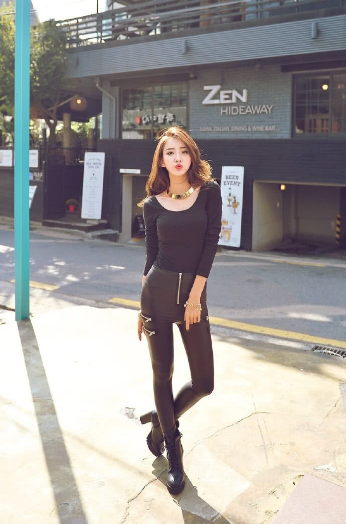 皮裤|黑色“皮裤”还搭靴子, 腿是挺长, 不怕闷?