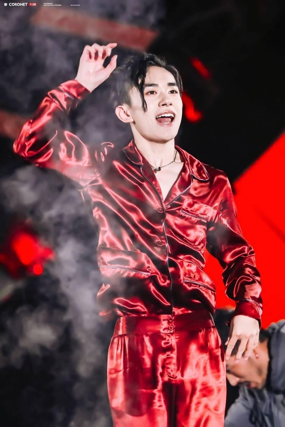 TFBOYS被激光射伤眼睛为谣言!易烊千玺更新ins亲自澄清