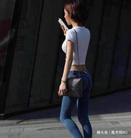 美女■街拍：紧身牛仔裤美女,时尚的简约穿搭,彰显女神气质！