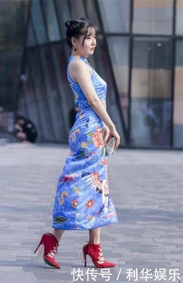 甜美小姐姐中国旗袍穿身上，洒脱肆意，行走街头，惊艳路人