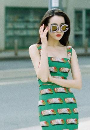 迪丽热巴花朵裙又来袭，第一张惊艳，看到第四张：饿了！