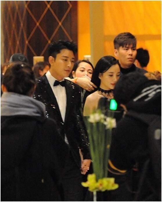 李小璐穿一字领抹胸包臀连衣裙现身网友：终于明白贾乃亮不离不弃