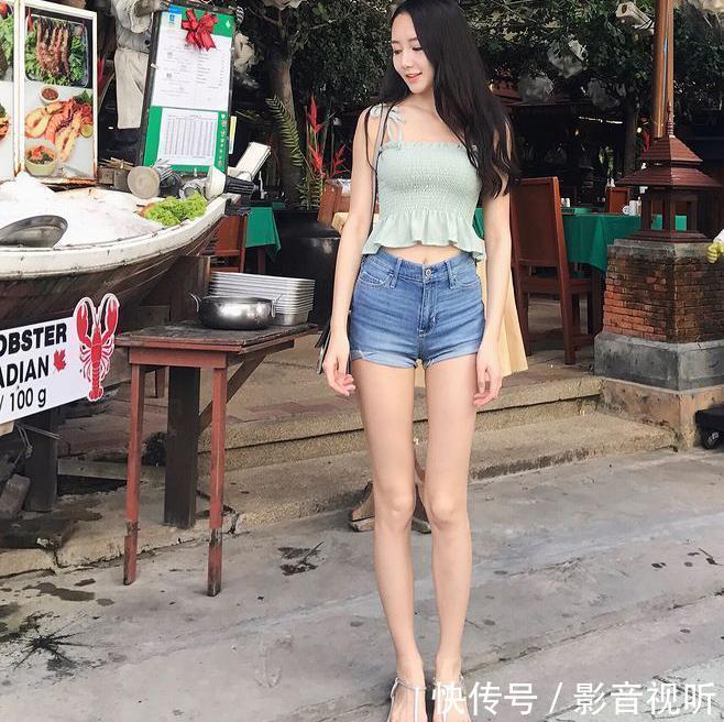 街拍：紧身牛仔裤惬意舒适的搭配，尽显小姐姐大长腿，青春时尚感