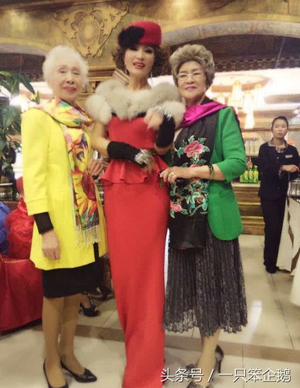 她连做手术都要化妆 63岁却活得像少女