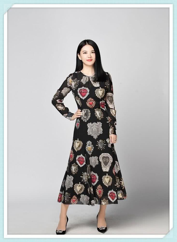 李湘瘦了不止40斤!穿黑印花裙美回颜值巅峰，撞上96斤张萌都没输