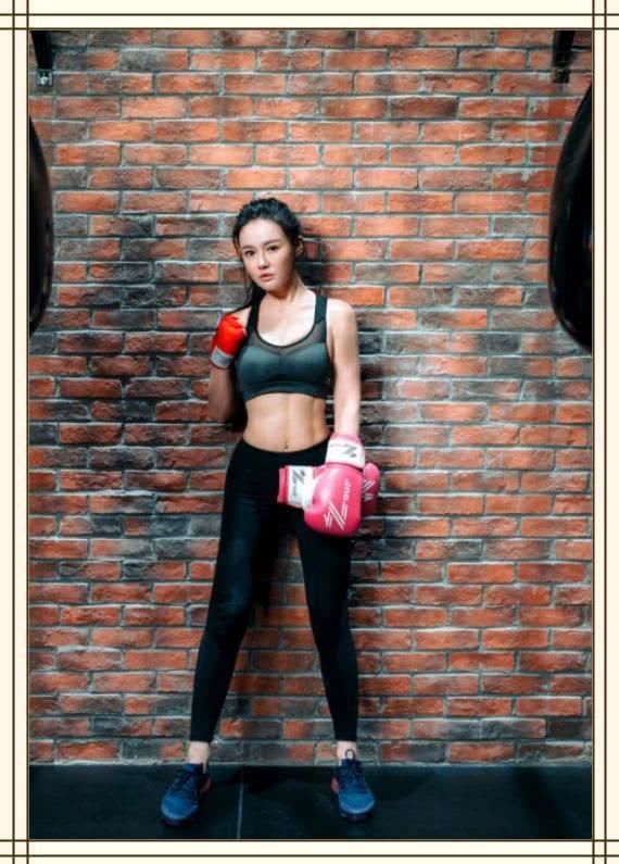 原以为冉莹颖属于肥胖界的，看到她这双腿，才明白邹市明多辛福