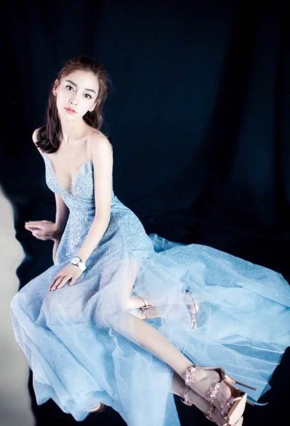 baby的气质真不是盖的，一袭蓝裙美出新高度，宛如真人版芭比娃娃