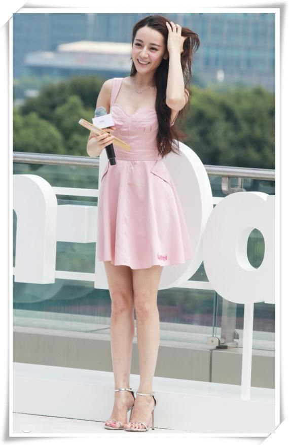 当80斤周冬雨和94斤热巴同穿吊带裙，再次证明微胖才是最美身材！