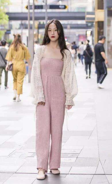 街拍：清凉穿着的小姐姐，这么穿很吸睛