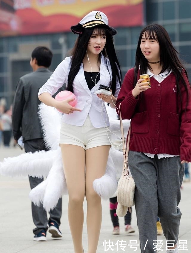  『时尚街拍美女』街拍美女：街上cos九尾狐的小姐姐，真是吸引人眼球