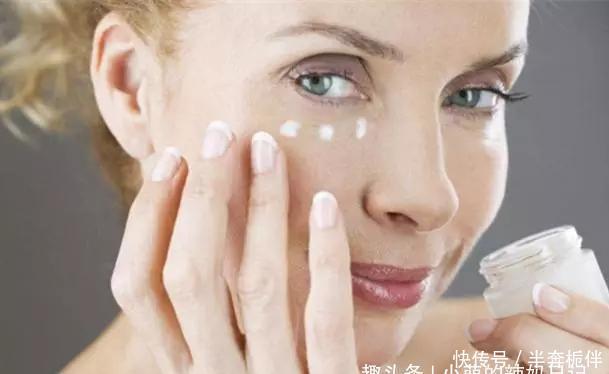 『眼霜』女人不管多大年纪,涂眼霜时少犯这3个错误!不然浪费钱还没效果