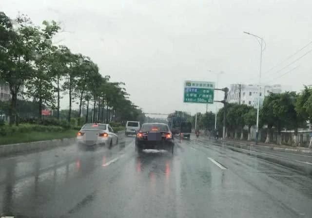 天开■暴雨天开双闪算违章吗?用错灯很容易扣分!