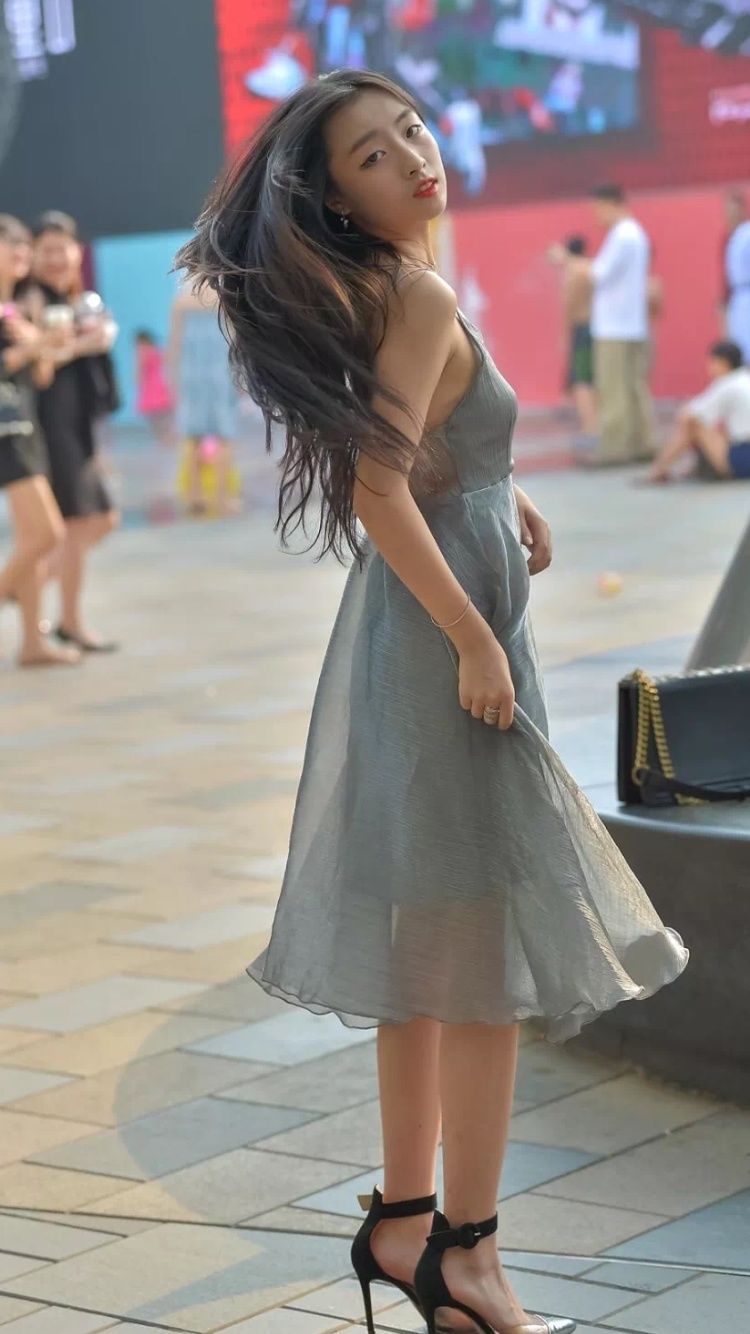 性感街拍丨穿薄纱裙的小姐姐戏好足呀，不过你会喜欢!