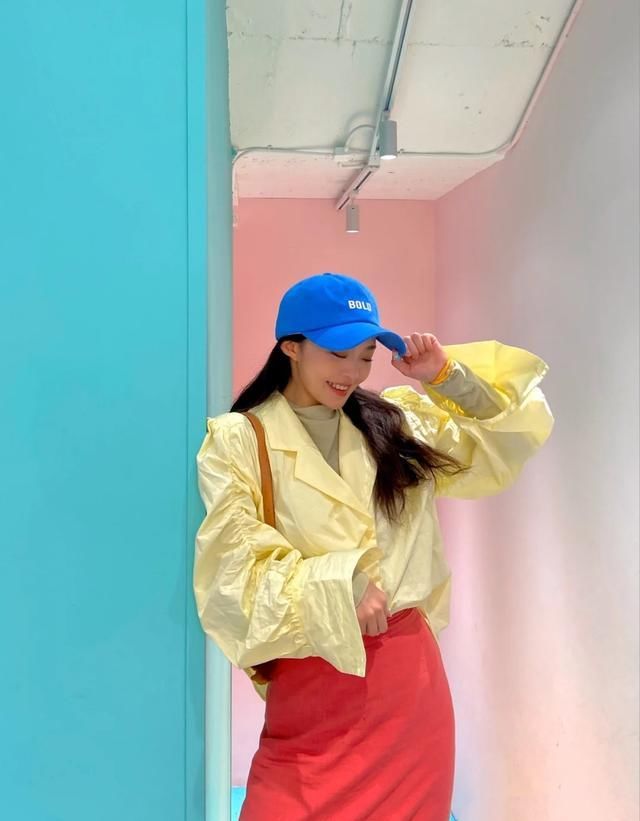  春夏：春夏撞色穿搭好心机，让你成为人群中最亮眼的崽，还不快来学