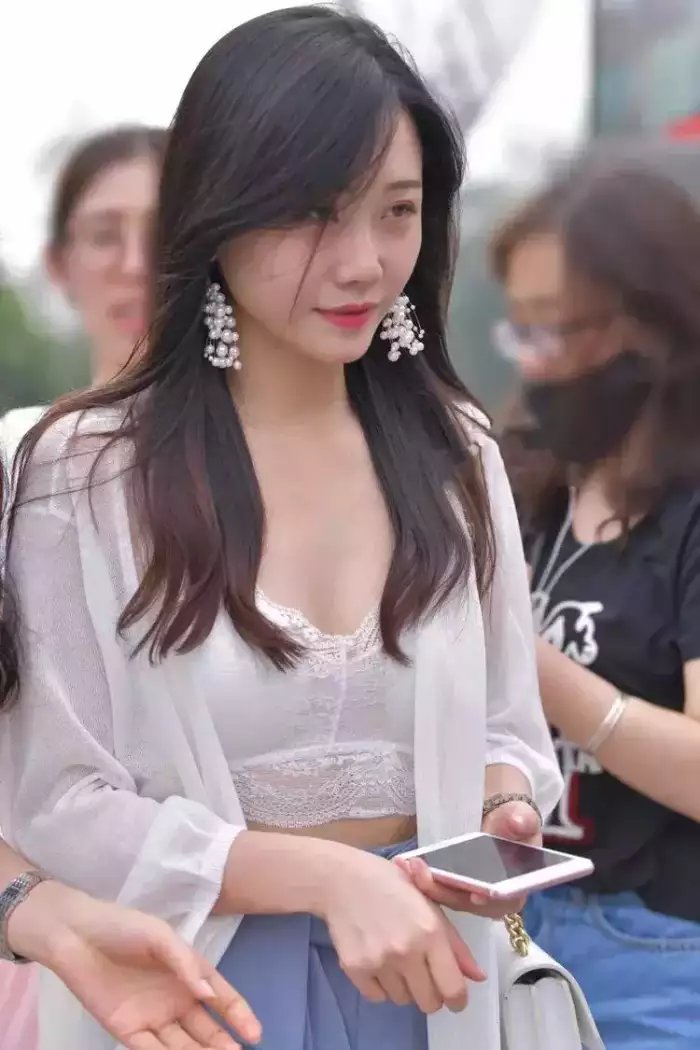 街拍美女: 清秀小姐姐蓝色半身裙搭配白色雪纺衫, 倾城一笑很动人