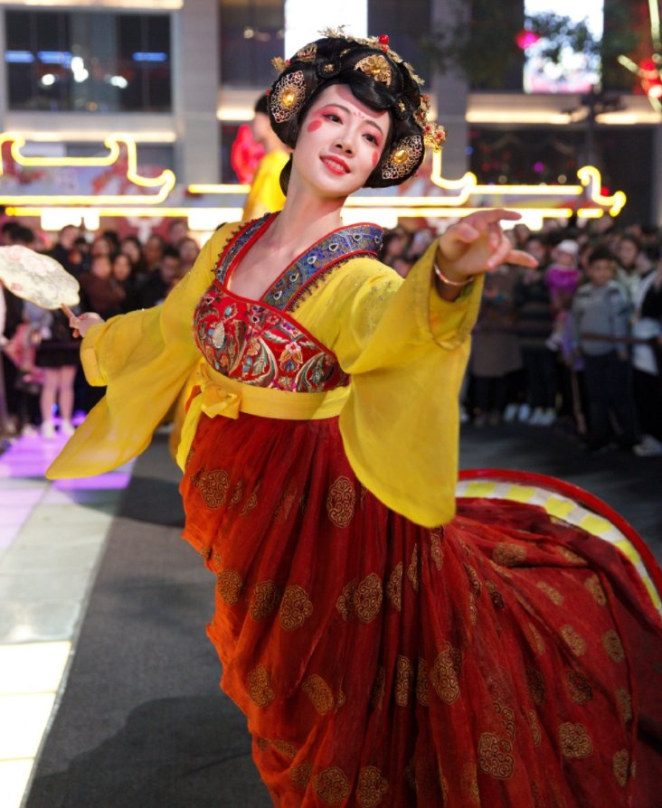 90后“不倒翁”女孩走红，为见她挤断3根隔离带！