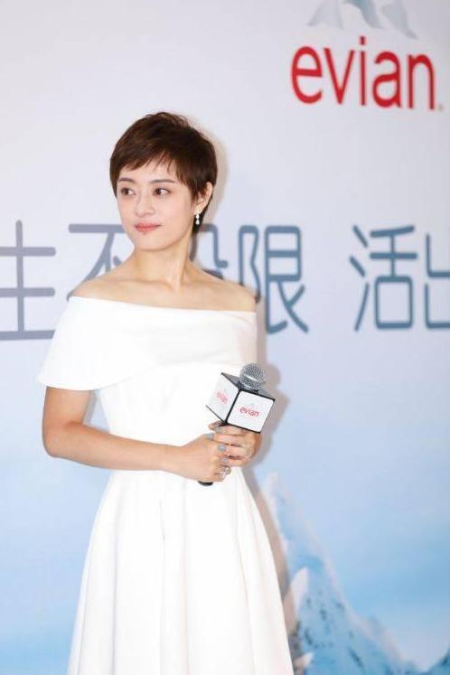 35岁孙俪和35岁吴昕，撞衫白色一字肩，网友：不相信她俩同岁