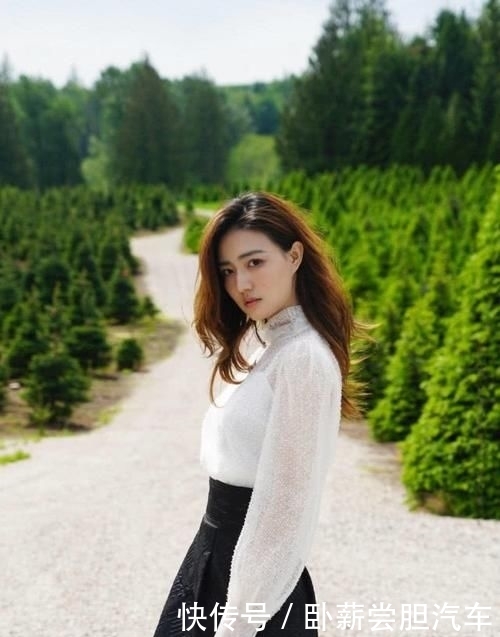  【身穿】徐璐美回颜值巅峰！身穿黑色斜肩连体裤优雅高贵，性感又不失甜美