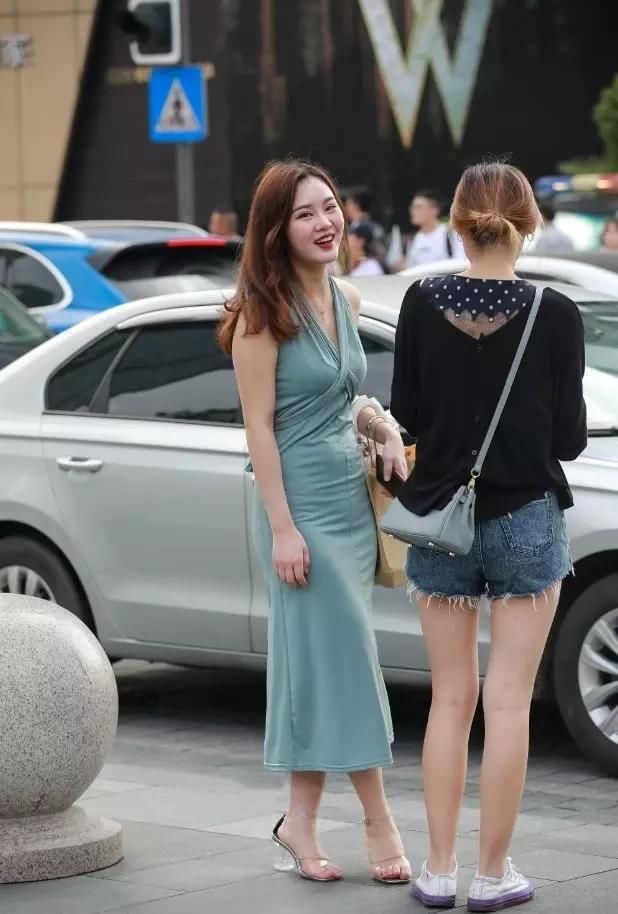 街拍：看身材，真的超性感的一位翘臀姐姐，穿紧身裙很合身得体！