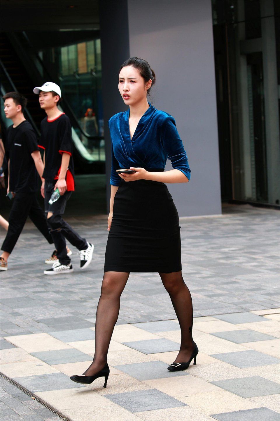 街拍:黑丝高跟短裙小蛮腰，忍不住多看几眼