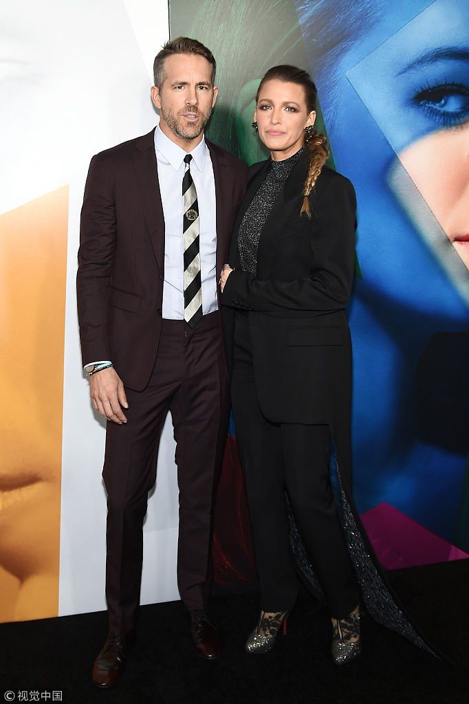 “S女王”布莱克莱弗利西装后摆拖地造型时髦 和老公“死侍”瑞安