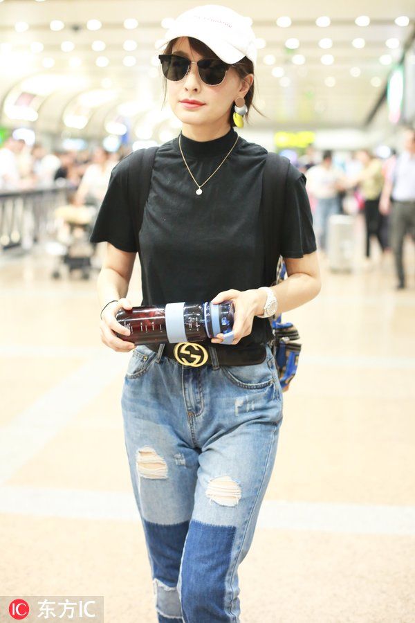 吴昕妆容精致好似混血儿，上身纤瘦却被双腿抢了风头