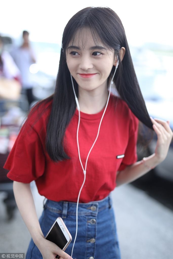 元气少女！鞠婧祎红T短裙秀娇小身材  撩发清纯范获“宅男粉”紧