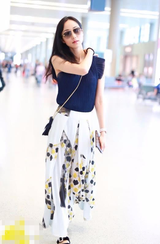 韩雪这是什么操作？竟在裙子上泼墨，却意外时尚也是绝了！