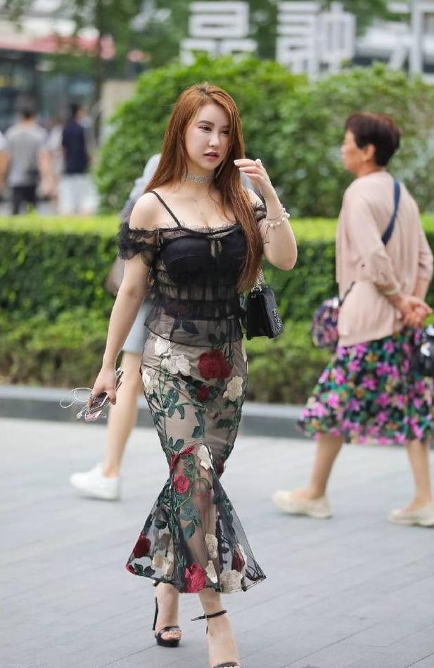 身穿薄纱吊带衣的小姐姐，胸前还开一个小口，美的很有别致感！