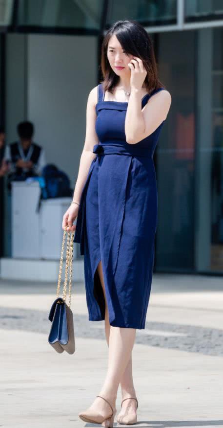贵族气质小姐姐蓝色开叉连衣裙勾勒丰满的傲人曲线，一个眼神秒杀