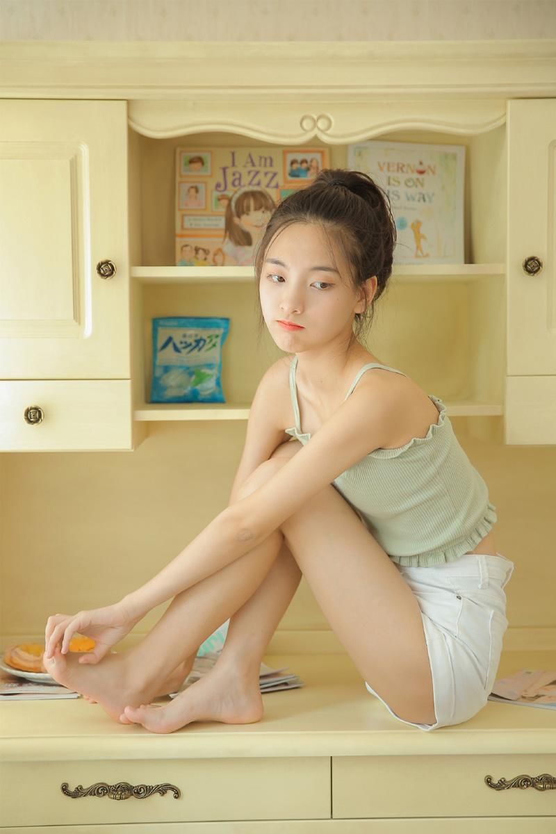 吊带长腿美女清新白嫩美女图片