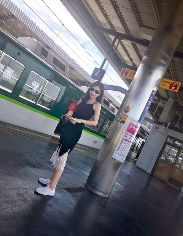 地铁随拍气质美女,甜美清新,格外养眼!