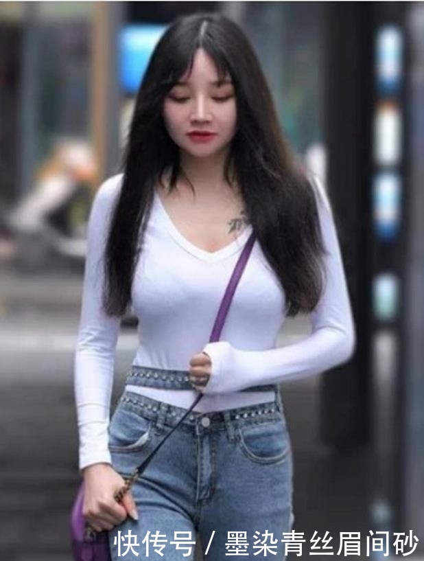 「美女」街拍:气质长相的时髦美女,简单的穿搭,彰显迷人气质