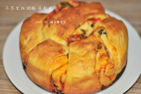  『烤箱』马苏里拉奶酪涡形面包