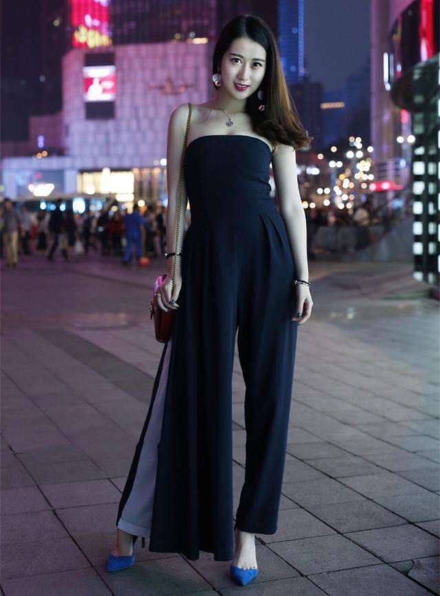 7月街拍：一件黑色的抹布诱惑，小姐姐这连体衣适合“懒人”穿?