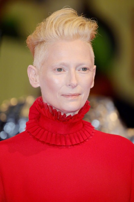 你的裸色口红不如Gaga有气色？