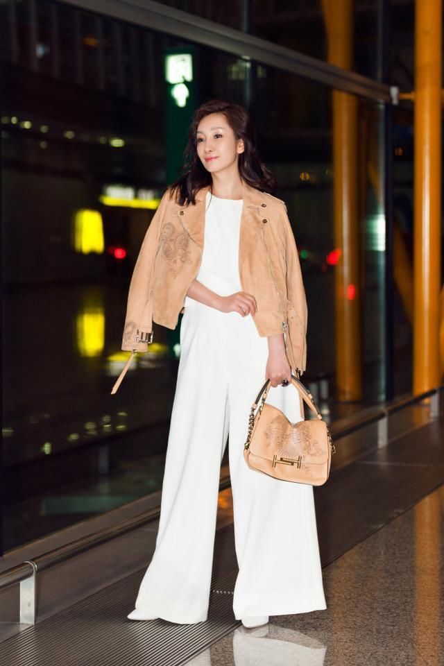 刘涛唯一承认的闺蜜是她，44岁穿上低胸花裙气质不凡