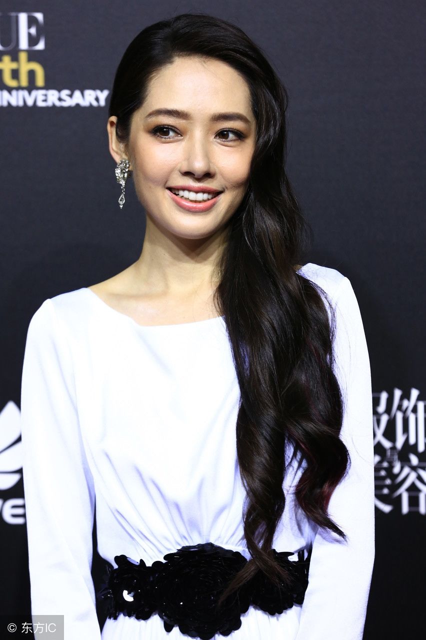 郭碧婷一袭白色长裙出席活动，甜美的笑容显优雅