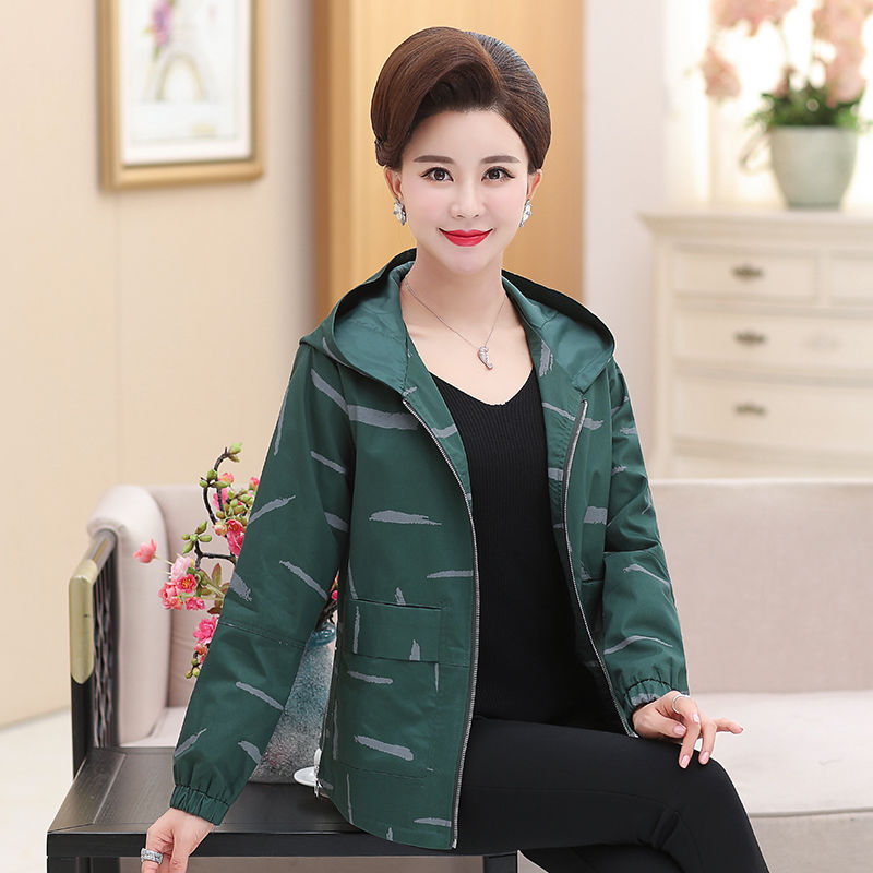 70后女人别着急买风衣!现流行这样的秋装外套，便宜舒适又大方